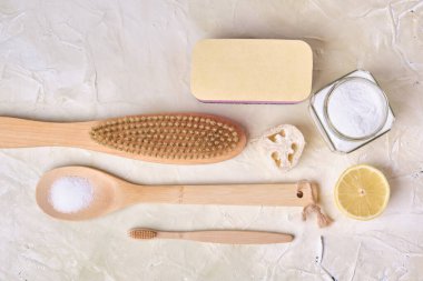 Çevre temizleme konsepti, doğal toksik olmayan deterjanlar, sıfır atık yaşam tarzı, üst görünüm fotokopi merkezi, açık arkaplan