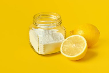 Sarı arka planda bir kutu soda ve limon, sıfır atık yaşam tarzı, eko temizlik konsepti