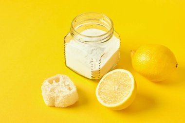 Lifah, sarı arka planda bir kutu soda ve limon, sıfır atık yaşam tarzı, çevre temizleme konsepti