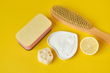 Doğal malzemelerden yapılmış çevre dostu deterjanlar ile temizlik, sıfır atık temizleme konsepti, plastik yaşam tarzı