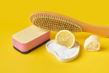 Doğal malzemelerden yapılmış çevre dostu deterjanlar ile temizlik, sıfır atık temizleme konsepti, plastik yaşam tarzı