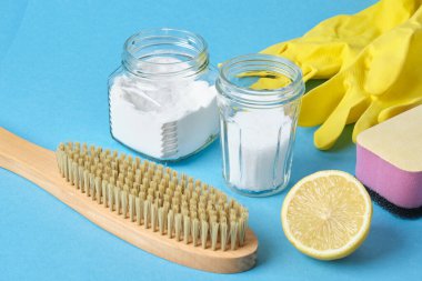 Sıfır atık temizleme konsepti, hepsi toksik olmayan temizlik için, mavi arka plan, plastik yaşam tarzı konsepti yok