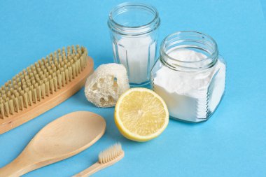 Çevre dostu doğal temizlik araçları ve ürünleri mavi arka planda, sıfır atık konsepti. Plastiksiz.