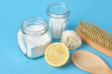 Çevre dostu doğal temizlik araçları ve ürünleri mavi arka planda, sıfır atık konsepti. Plastiksiz.