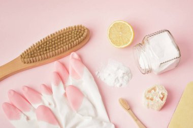 Çevre dostu doğal temizlik araçları ve pembe arka plandaki ürünler, sıfır atık temizleme konsepti. Plastiksiz deterjan kavramı