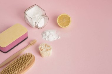 Çevre dostu doğal temizlik araçları ve pembe arka plandaki ürünler, sıfır atık temizleme konsepti. Plastiksiz deterjan kavramı