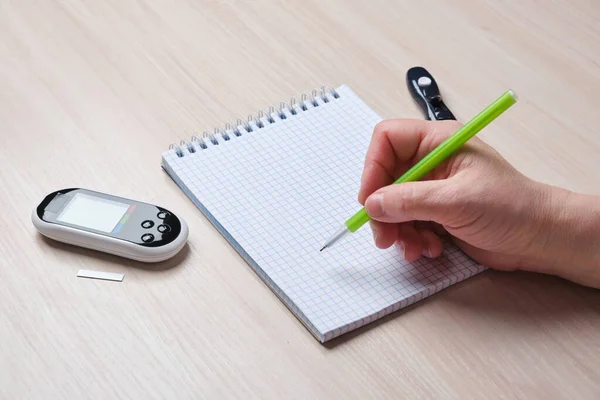 Vrouwelijke Hand Schrijft Glucosemeter Lezingen Notebook Diabetes Bloedsuikerspiegel Controle Concept — Stockfoto