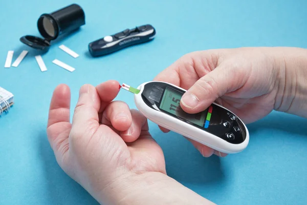 Diabetes Verificar Nível Açúcar Sangue Mulher Usando Lancelete Glicosímetro Azul — Fotografia de Stock