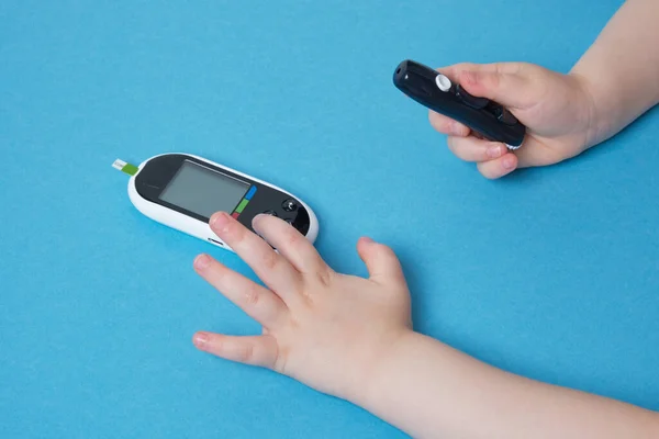 Klein Kind Drukt Knop Glucosemeter Bloedglucosemeter Kinderdiabetes Kind Gezondheidszorg Blauwe — Stockfoto