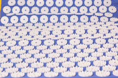 Beyaz masaj ipuçları içeren mavi masaj akupunktur paspası, rahatlama ve sırt ve vücut ağrısı tedavisi için masaj minderi.