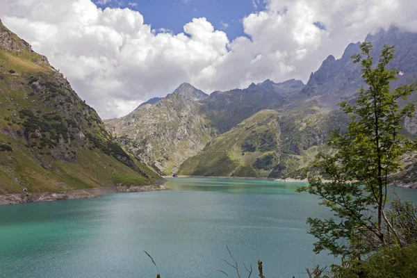 Il Lago del Barbellino, bacino suni durum sopra Valbondione, in alta Valle Seriana, somurtkan Prealpi Orobie Bergamasche.