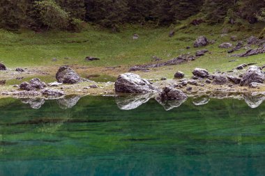 Carezza Lake karersee, Nova Levante, South Tyrol üzerine düşünceler.