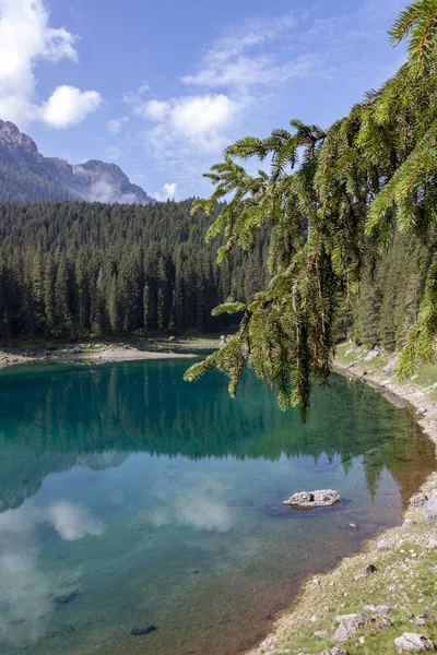 Reflexiones Sobre Lago Carezza Karersee Nova Levante Tirol Del Sur Imagen De Stock