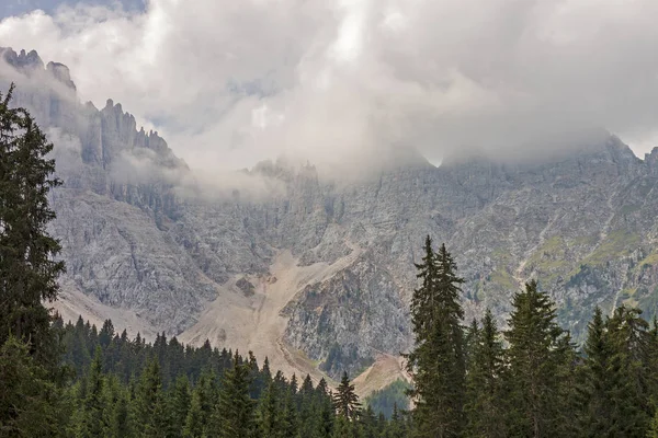 Latemar Una Famosa Montaña Los Dolomitas Tirol Del Sur Trentino Imagen de archivo