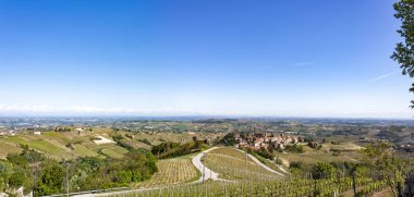 Castiglione Tinella, Piedmont üzüm bağları, havadan görünümü.
