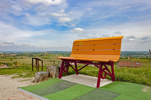 One Colorful Giant Benches Placed Vineyards Countryside Langhe — Stock Photo, Image