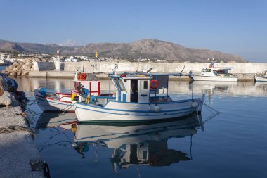 Sitia 'daki Girit adasındaki tipik renkli bir balıkçı teknesi.