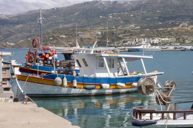 Sitia 'daki Girit adasındaki tipik renkli bir balıkçı teknesi.