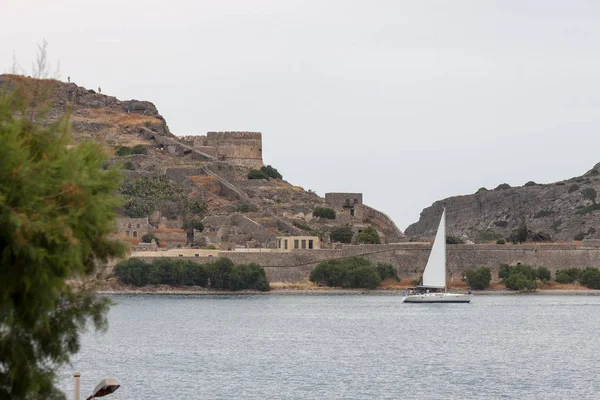 Veleiro Passa Frente Ilha Spinalonga Leste Creta — Fotografia de Stock