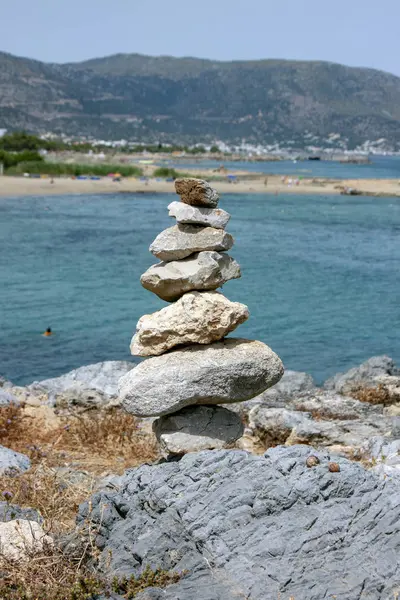 Steinhaufen Gegen Das Meer — Stockfoto