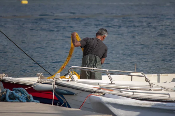 Pescador Preparando Red Pesca Barco Pesquero Puerto Sitia Isla Creta — Foto de Stock