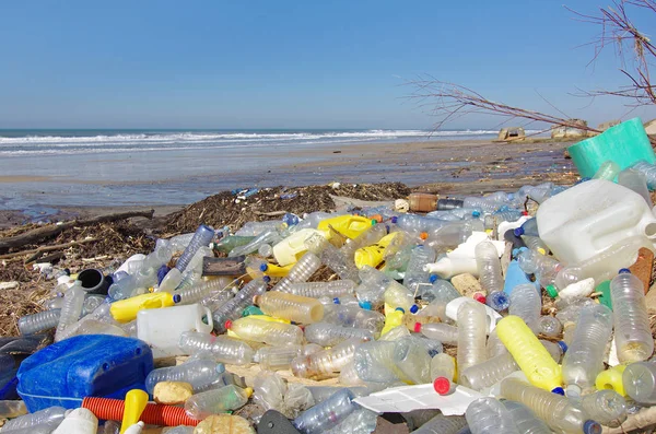 Çöp beach kirliliği. Çöp, plastik ve atıkların kum fırtınaları sonra üzerinde. Atlantik west coast, Fransa.