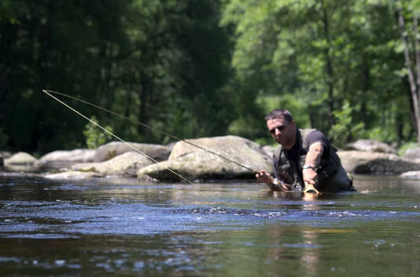 Fly Fishermen Action Catch Fish Fly Fishing Scene Freshwater Fishing — Stock Photo, Image