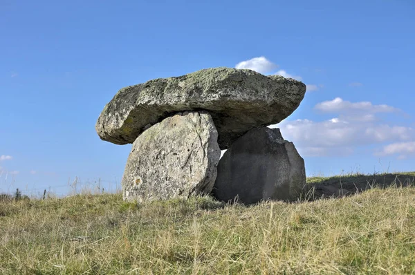 Dolmen Cantal, Auvergne, Fransa'nın Saint un kenti yakınında yer alan Fransız. Büyük düz yatay capstone veya 