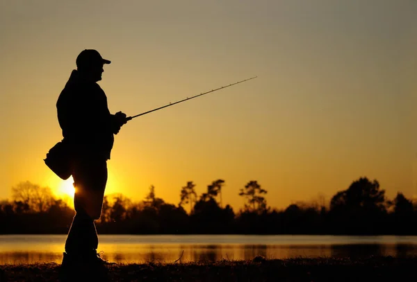 Una Silhouette Pescatore Tramonto Pesca Acqua Dolce Cattura Pesce Basso — Foto Stock