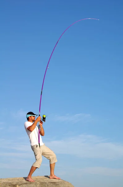 Рыбак Сёрфинга Сражается Басом Морская Рыбалка Ловля Рыбы Серфинг — стоковое фото