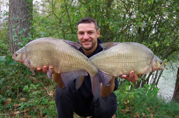 Pole Vissen Bream Visser Holding Gemeenschappelijk Braam Vangst Van Vissen — Stockfoto