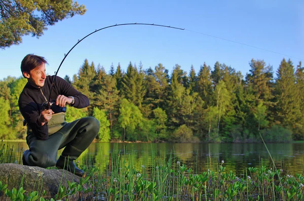 Uomo Contro Pesce Pesca Esca Pesca Acqua Dolce — Foto Stock