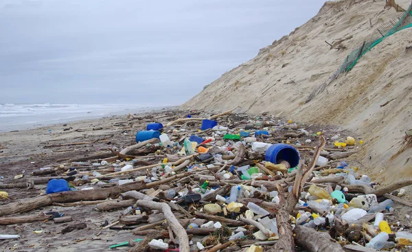 ゴミのビーチ汚染 冬の嵐の後のビーチのゴミ プラスチック 廃棄物 — ストック写真