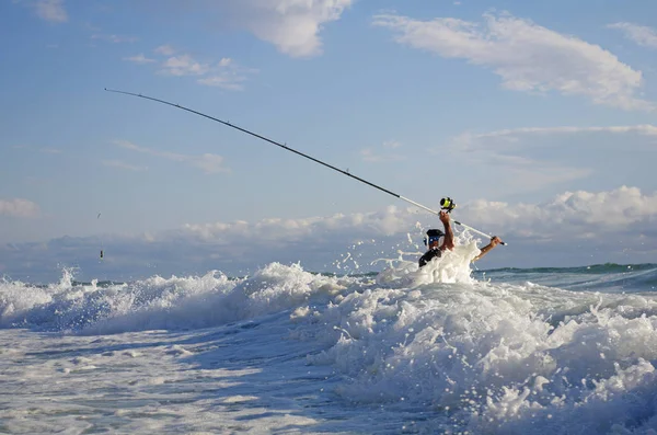 Surf Pescatore Tra Onde Scena Pesca Divertente Uomo Cerca Lanciare — Foto Stock