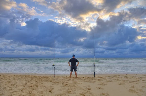 Pescador Surf Esperando Pescado Una Playa Salvaje Atardecer Pesca Nocturna — Foto de Stock