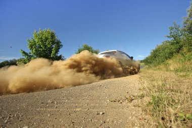 Yarış arabası toz içinde kayıyor