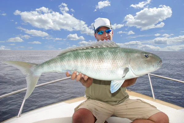 Pesca Alta Mar Hombre Sosteniendo Gran Pez Trabajo — Foto de Stock