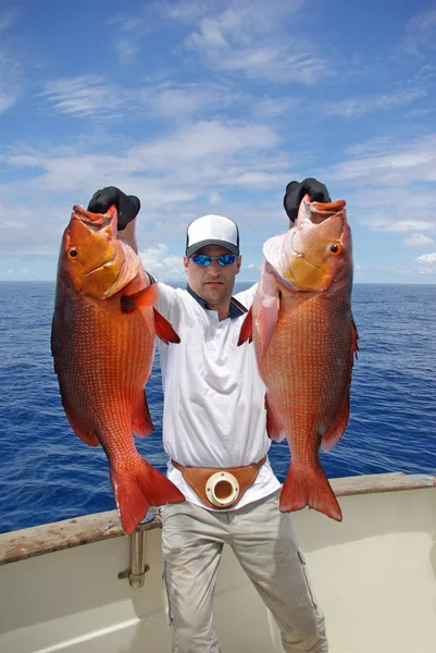 Pesca Alta Mar Afortunado Pescador Sosteniendo Dos Grandes Pargo Rojo — Foto de Stock