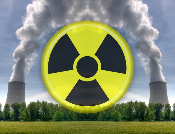 Torre Refrigeración Una Central Nuclear Con Icono Radiactividad — Foto de Stock