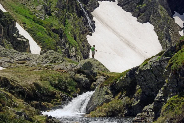 Bir Adam Yüksek Bir Dağ Gölünde Alabalık Tutar Fransa Avrupa — Stok fotoğraf