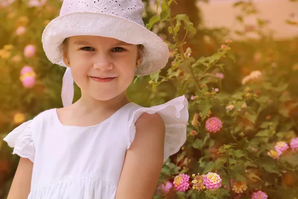 Portret Cute Little Dziewczynka Białej Sukni Kapeluszu Stonowanych Styl Vintage — Zdjęcie stockowe