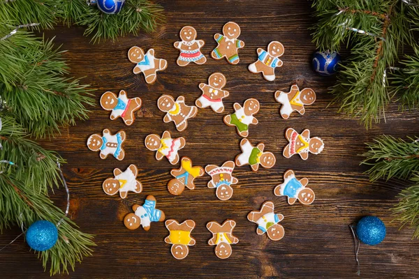 Christmas Gingerbread Man Cookies Decorated Icing Wooden Table Flat Lay — Stock Photo, Image