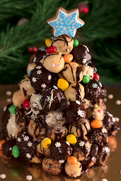 Christmas Croquembouche Cake Made Profiteroles Decorated Chocolate Icing Sweets Gingerbread — Stock Photo, Image