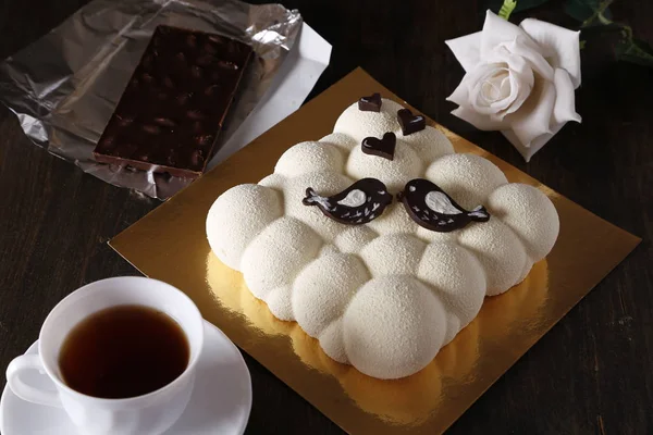 Tarta Mousse Blanca Decorada Con Glaseado Terciopelo Blanco Chocolate Casero — Foto de Stock