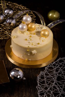 Yeni yıl veya Noel kek şeftali ve mascarpone krema, çikolata topları ahşap masa üzerinde dekore