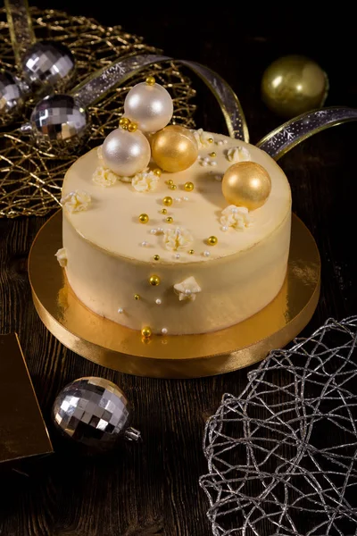 Yeni yıl veya Noel kek şeftali ve mascarpone krema, çikolata topları ahşap masa üzerinde dekore