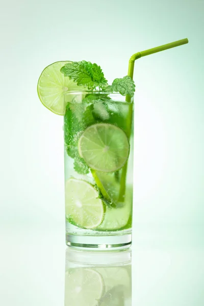 Mojito dilimlenmiş limon meyve ve nane ile kokteyl. Geleneksel yaz soğuk içecek.
