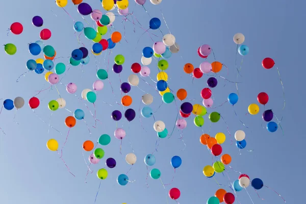 Een Heleboel Kleurrijke Ballonnen Vliegen Weg Heldere Blauwe Hemel — Stockfoto