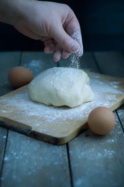 Preparando Masa Mano Masculina Está Salpicada Harina Pan Cocina Temprano — Foto de Stock