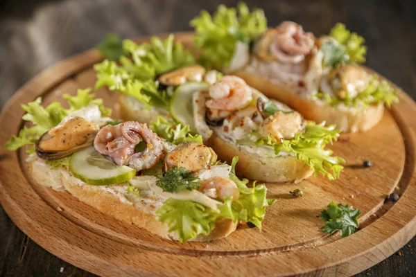 Zeevruchten Bruschetta Geroosterd Brood Gegarneerd Met Frisse Salade Peterselie Komkommer — Stockfoto